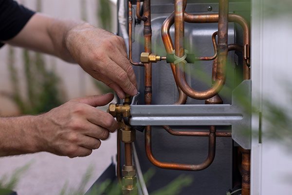elektriker_installiert_eine_waermepumpe elektriker_installiert_eine_waermepumpe