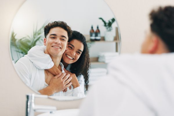 glueckliches_paar_am_spiegelbild glueckliches_paar_am_spiegelbild